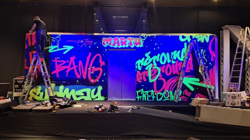 Mural fluorescente — producción propia DOS20, impresión, corte y terminación