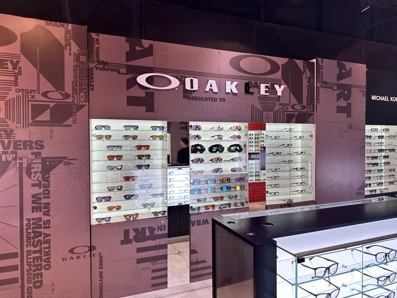 Ambientación de local premium — producción propia DOS20, impresión, corte y terminación